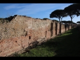 05047 ostia - regio i - insula xix - horrea dei mensores (i,xix,4) - westseite - nordende - bli ri osten - 01-2024.jpg